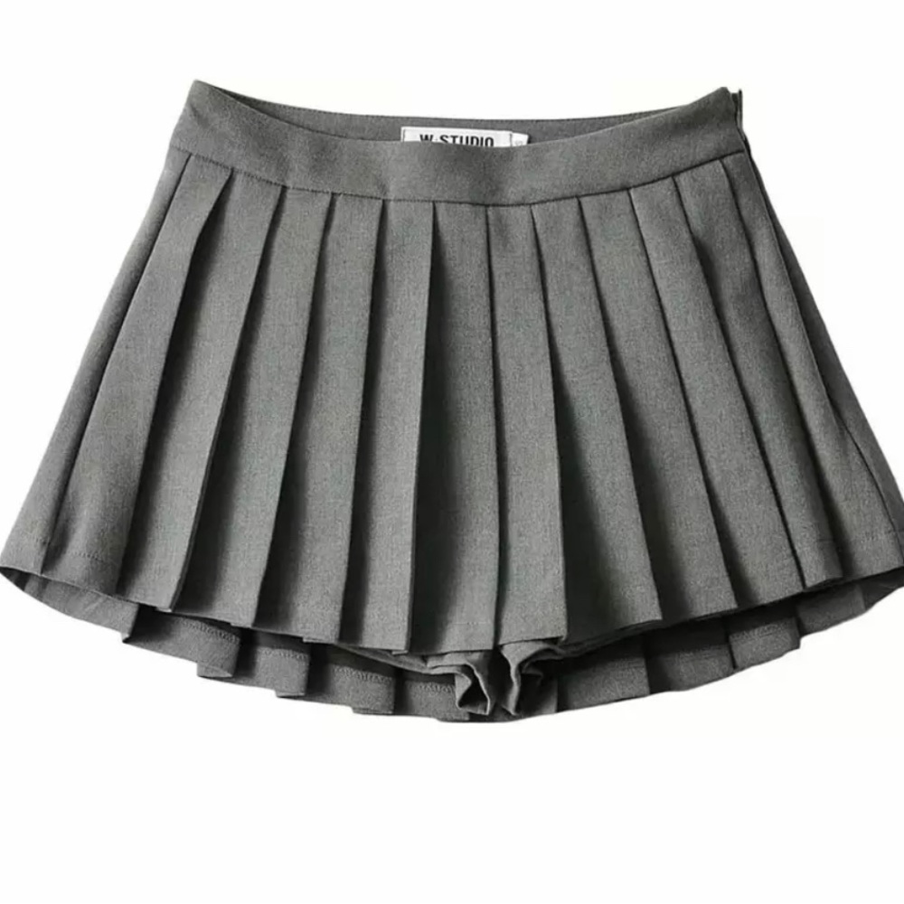 Grey pleated skirt